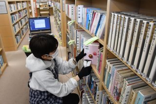 10面：特別図書整理始まる　２７日まで休館　約２０万冊総点検　高田図書館