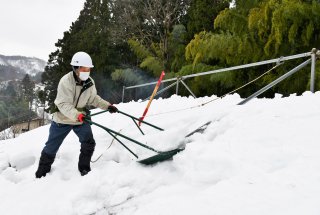 1面：雪下ろし安全に　自作アンカー屋根に設置　糸魚川市大洞の遠田一さん