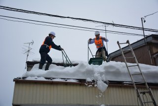 10面：住民、業者ら総出作業　ボランティアも合流　上越市高田地区一斉雪下ろし