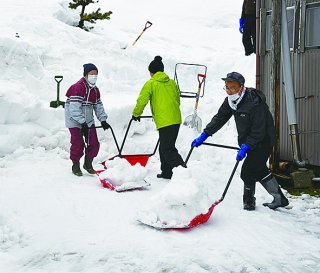 1面：ボランティア１０人除雪　高齢独居世帯で作業　糸魚川市上早川地区