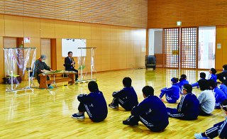 3面：和の調べ届ける　「竹絃の音」訪れ演奏　糸魚川市立ひすいの里総合学校