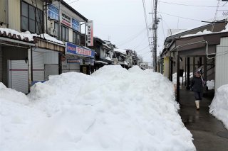 15面：一斉雪下ろし終わる　２５日から排雪作業　上越市高田地区