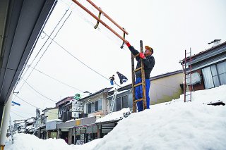 13面：力を合わせ一斉雪下ろし　３５町内会約３０００世帯　住民、業者、ボランティア協力し合い
