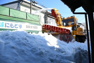 15面：排雪作業が本格化　一斉雪下ろし交通規制見通し、２９日ごろまで　上越市高田地区