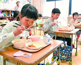 1面：神話で特別献立　糸魚川、出雲、諏訪の〝食〟テーマに　糸魚川市の学校給食