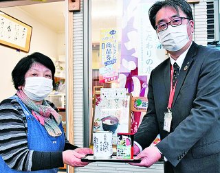 1面：感染症予防に役立てて　タピオカドリンク販売募金を寄付　糸魚川市青海「えたこや」