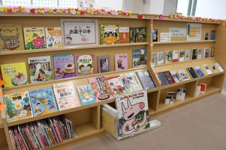14面：高田図書館テーマ展示　大人はルポルタージュ　児童向けはお菓子の本
