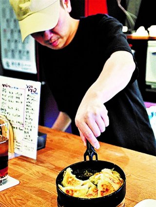 1面：こだわりの味 鉄鍋餃子　餃子バル畑（糸魚川市本町）　リクエストで新メニュー充実