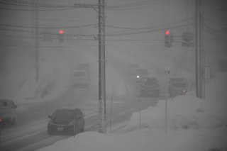 15面：県内暴風雪　交通など影響　３０日もも注意、警戒