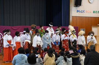 1面：地域の伝統受け継ぐ　堂々と里神楽披露　昨年１１月から練習　谷浜小５、６年生
