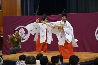 1面：地域の伝統受け継ぐ　堂々と里神楽披露　昨年１１月から練習　谷浜小５、６年生