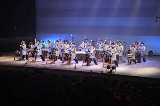1面：新潟県太鼓フェスティバル　音と映像で観客魅了　上越地域から２団体　上越市
