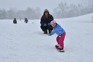 15面：家族連れら楽しむ　スノーレジャー満喫　金谷山スキー場オープン