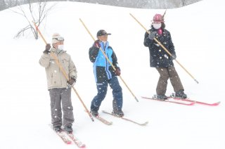 1面：レルヒの会一本杖スキー研究委員会　初参加者含め練習　１３日にレルヒ像献花