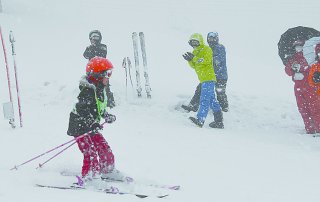1面：吹雪に負けず滑走　根知小校内スキー大会、全員がゴール　糸魚川シーサイドバレースキー場