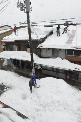 13面：〈１月豪雪振り返る〉９年ぶり一斉雪下ろし　高齢化・空き家など課題顕在化　上越市高田地区