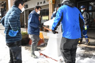 1面：雪灯籠作り情緒演出　レルヒ祭６日開幕　約２０基を設営　高田本町商店街