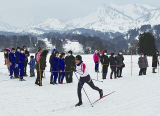 1面：声援受け雪原疾走　糸魚川市民スキー大会ノルディック競技
