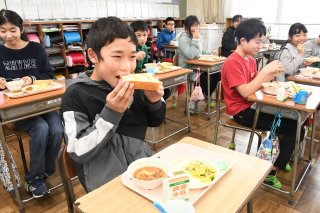 10面：食文化 食べて学ぶ　給食でドイツ料理提供　上越市の小中学校
