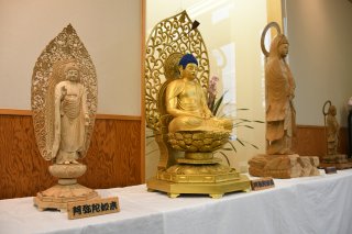 3面：上越大和郵便局で仏像彫刻展　妙高市関山の石田幸男さん　丹念に彫り込む