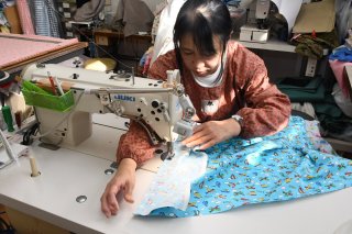 3面：職人技光る園児用布団　新学期へ製造最盛期　ヨシザキ