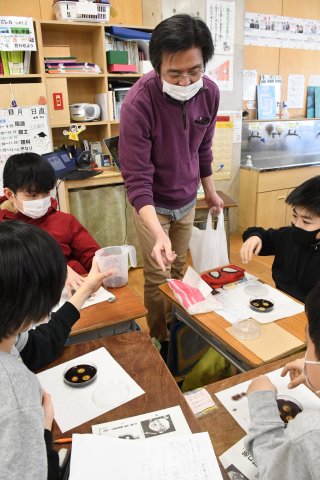 10面：麹とみその関係は　直江津小５年生、微生物の働き学ぶ　坂口謹一郎博士顕彰委出前授業