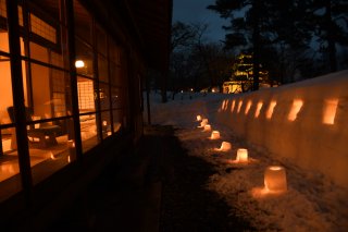 1面：小林古径生誕１３８年　雪灯籠ともり冬の夜彩る　キャンドルナイト実施上越市の記念美術館