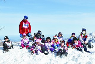 1面：いずみ保育園園児　深雪とたわむれ歓声　シャルマン火打スキー場　頂上で「あそび隊」