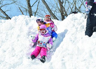 1面：いずみ保育園園児　深雪とたわむれ歓声　シャルマン火打スキー場　頂上で「あそび隊」