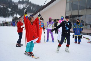 6面：粋に決めさっそうと　オールドファッションで「スキーの日」祝う　安塚区キューピットバレイスキー場