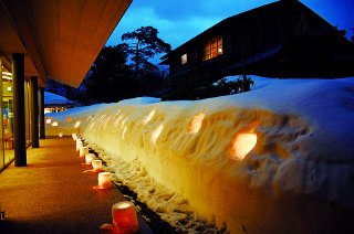20面：冬の情景 優しく照らす　小林古径記念美術館キャンドルナイト　雪灯籠でライトアップ