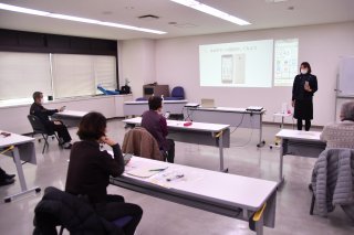 1面：デジタル化推進へ　スマホ初心者講座開講、情報格差を解消　糸魚川市