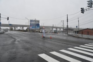15面：冬の嵐吹き荒れる　最大瞬間風速高田２８・３メートル　停電最大２０００戸　糸魚川市で１０００戸が停電