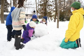 7面：園児、児童が雪遊び　古民家カフェ矢代　広い庭と田んぼで