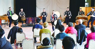 1面：「鼓童」エール・プロジェクト　演奏で元気、笑顔届ける　メンバー７人来訪　糸魚川市でミニコンサート