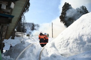 10面：横畑の住宅火災積雪で消火難航　上越市