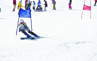 1面：	 好成績へ果敢に滑走　青空の下６１人出場　市民スキー大会・アルペン競技