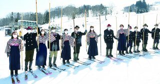 1面：日本スキー発祥１１０周年記念事業　初めて「一本杖スキー」　上越市のレルヒの会来訪　伝統の滑走披露　糸魚川シーサイドバレースキー場