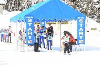 7面：白銀に熱いレース　信越学童親善スキー大会　力出し切り思い出に
