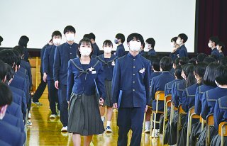 1面：コロナ禍乗り越え巣立ち　晴れやかに卒業式　糸魚川市４中学校