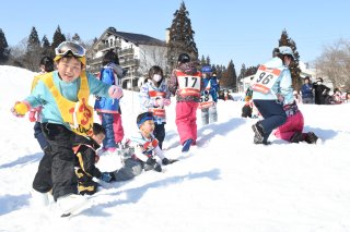 7面：雪の中からお宝発掘　子ども１００人以上参加　赤倉温泉スキー場