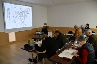 14面：木地屋の歴史学ぶ　糸魚川歴史民俗資料館企画展の講演会
