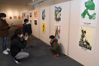 1面：県児童生徒絵画・版画コンクール　１４日まで特別賞作品を展示　子どもの見方、感じ方で表現