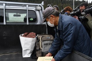 15面：糸魚川市来海沢地滑り災害　避難住民が一時帰宅　１８世帯３６人　「家でのんびりしたい」