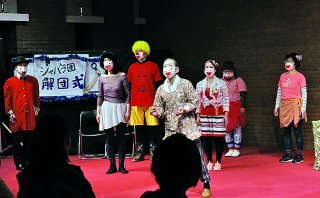 3面：名演技に拍手　シニア世代市民１２人が歌や演劇披露　上越文化会館演劇・合唱ワークショップ