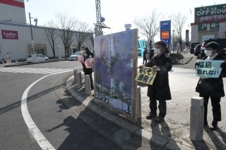 4面：福島第１原発事故から１０年　「福島を忘れない」　祈りささげ〝脱原発〟訴える　上越市と糸魚川市市民団体デモ行動