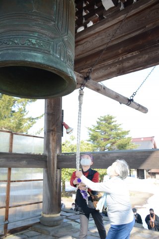 10面：〈東日本大震災から１０年〉「勿忘の鐘」鎮魂と祈り　高田別院で集い　上越市