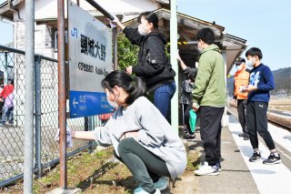 10面：地域に感謝 駅清掃　６年生「卒業プロジェクト」　糸魚川市大野小