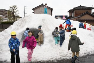 10面：卒園前に思い出 雪遊びなど多彩　聖公会紅葉幼稚園