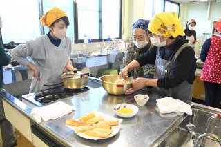 6面：柿崎区で手料理講習会　季節の野菜で３品　酒井里香さん講師　参加者手際良く